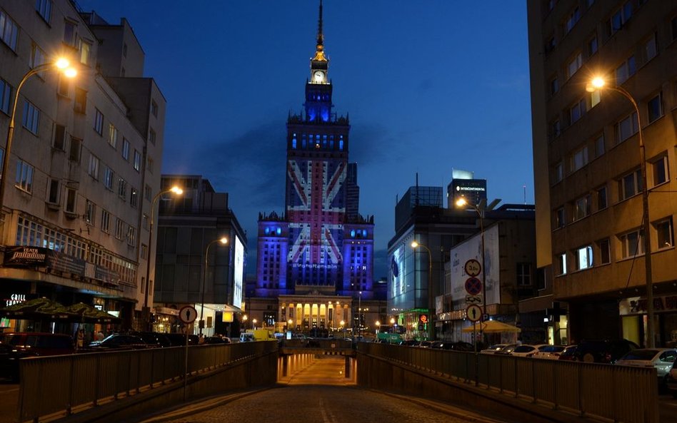 Pałac Kultury w barwach brytyjskiej flagi