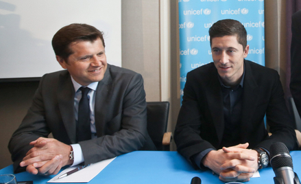 Cezary Kucharski (z lewej) miał zdaniem śledczych żądać od Roberta Lewandowskiego 20 mln euro