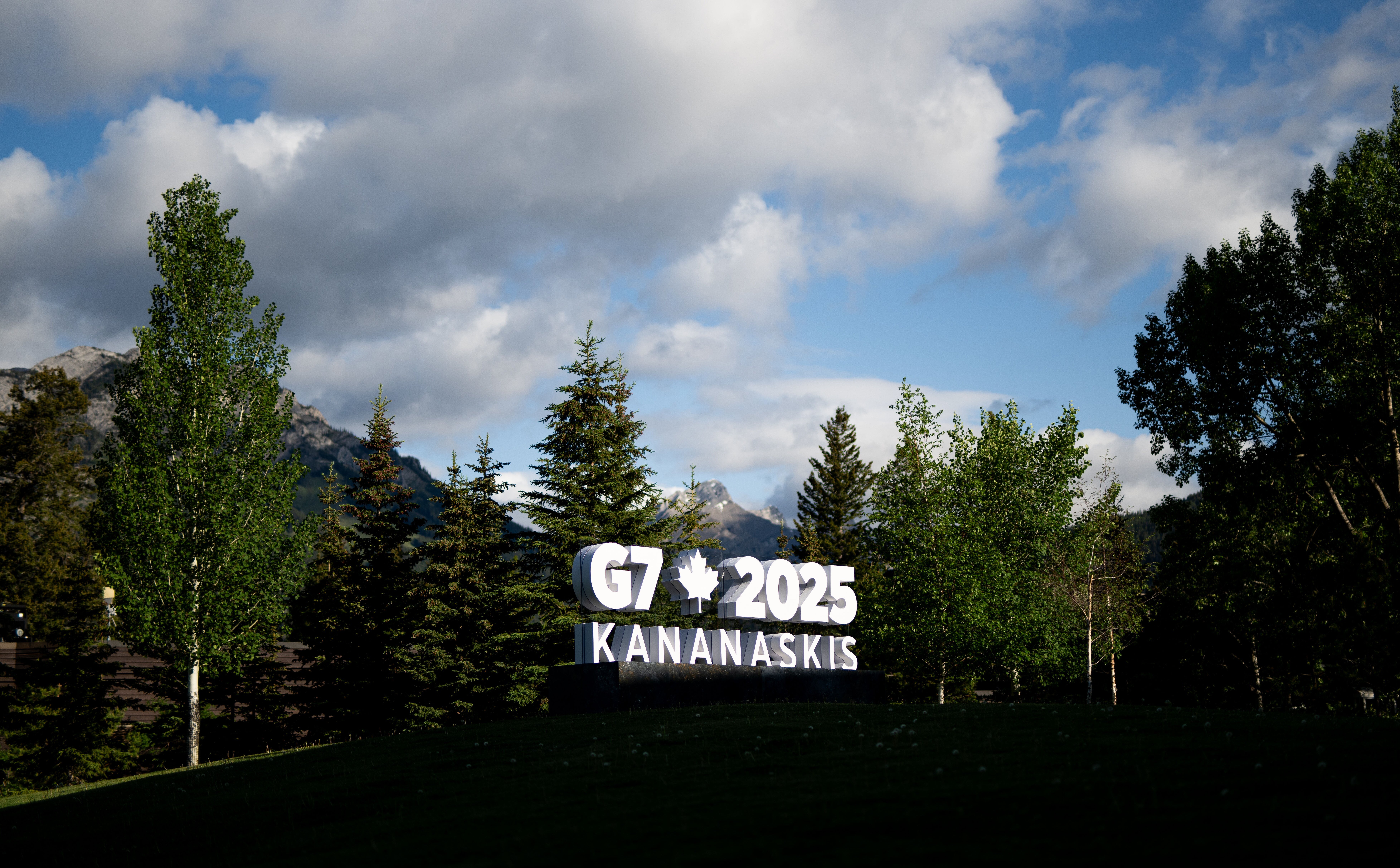 One Against Six: Will Price Ceiling compression  Russian Oil?