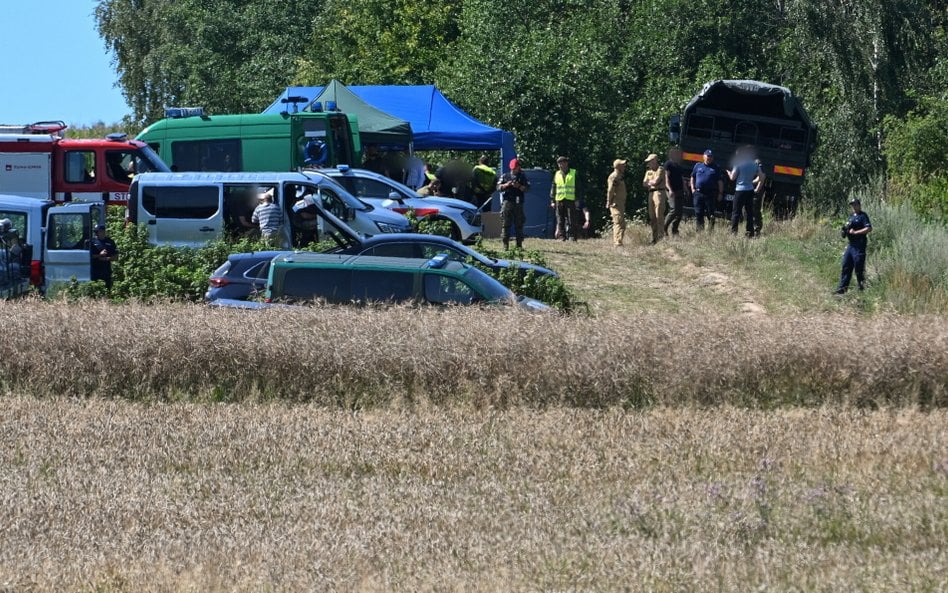 Służby w miejscu upadku obiektu w okolicach miejscowości Tarnawa-Kolonia.