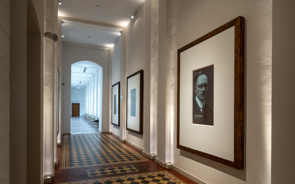 Wystawa projektu „Profesorowie” w Gmachu Głównym PW