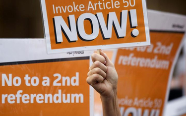 Artykuł 50, natychmiast! – domagają się zwolennicy jak szybszego Brexitu. To artykuł traktatu unijne