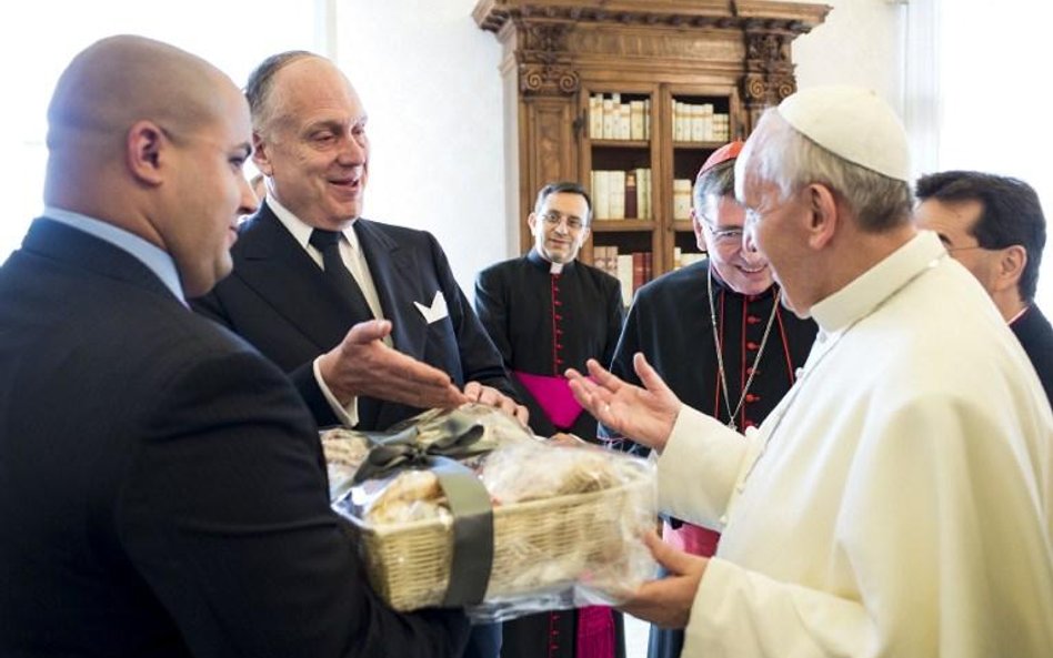 Papież Franciszek spotyka się z prezesem Światowego Kongresu Żydów Ronaldem S. Lauderem (drugi z lew