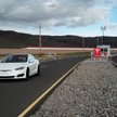 Pracownik Tesli przyłapany na drzemce w czasie jazdy autostradą?
