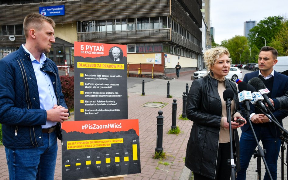 Politycy KO Arkadiusz Myrcha i Marta Golbik oraz rolnik Paweł Kląskała przed siedzibą PiS w Warszawi