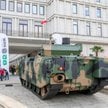 Prezentacja pływającego bojowego wozu piechoty „Borsuk” przed siedzibą PGZ w Warszawie