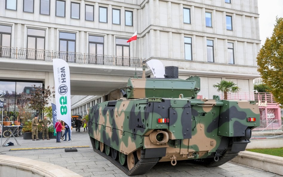 Prezentacja pływającego bojowego wozu piechoty „Borsuk” przed siedzibą PGZ w Warszawie