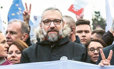 Mateusz Kijowski jako lider KOD na czele pięćdziesięciotysięcznej demonstracji, Warszawa, grudzień 2