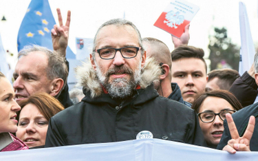 Mateusz Kijowski jako lider KOD na czele pięćdziesięciotysięcznej demonstracji, Warszawa, grudzień 2