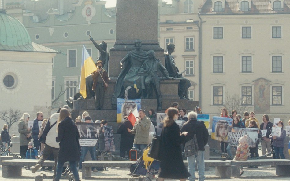 Kadr z dokumentu „Ukraińcy” – demonstracja Ukraińców przy pomniku Adama Mickiewicza w Krakowie