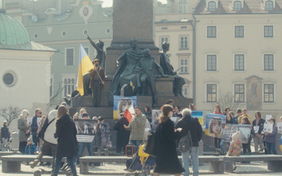 Kadr z dokumentu „Ukraińcy” – demonstracja Ukraińców przy pomniku Adama Mickiewicza w Krakowie
