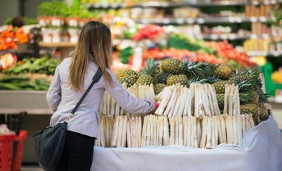 Badacze sprawdzili, jak to, że dana żywność jest postrzegana jako „zdrowa”, wpływa na decyzje konsum