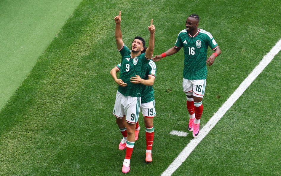 Raul Jimenez cieszy się z gola dla Meksyku