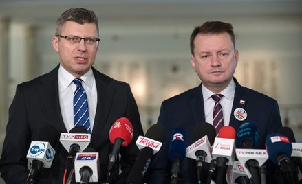 Wiceprzewodniczący PiS Mariusz Błaszczak (P) oraz poseł PiS Marcin Warchoł (L) podczas konferencji p