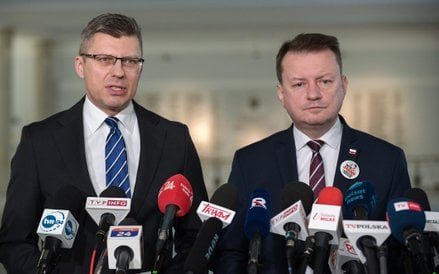Wiceprzewodniczący PiS Mariusz Błaszczak (P) oraz poseł PiS Marcin Warchoł (L) podczas konferencji p