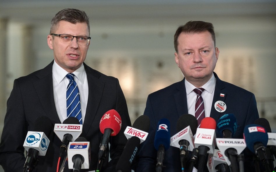 Wiceprzewodniczący PiS Mariusz Błaszczak (P) oraz poseł PiS Marcin Warchoł (L) podczas konferencji p