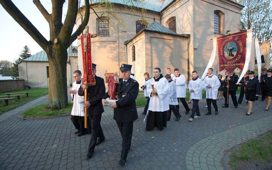 Nawet po publicznym ogłoszeniu wystąpienia z Kościoła katolickiego pozostaje się nadal osobą należąc