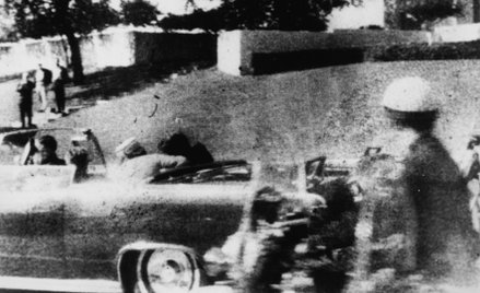 Fotografia polaroidowa przedstawiająca zabójstwo prezydenta Johna F. Kennedy'ego, wykonana około jed