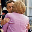 Nicolas Sarkozy do niedawna chętnie brał kanclerz Niemiec w objęcia (zdjęcie z 4 pażdziernika)