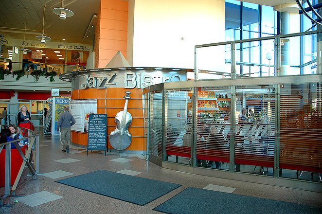 arArchitektoniczny skansen lat 90., ze swoim charakterystycznym labiryntem małych boksów usługowych