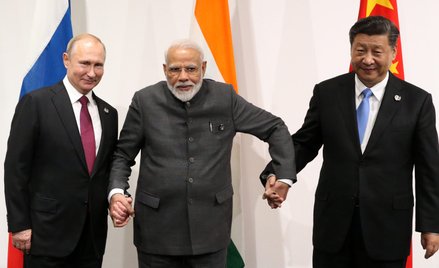 Władimir Putin z tymi, od których jego los zależy coraz mocniej: premierem Indii Narendrą Modim (w ś