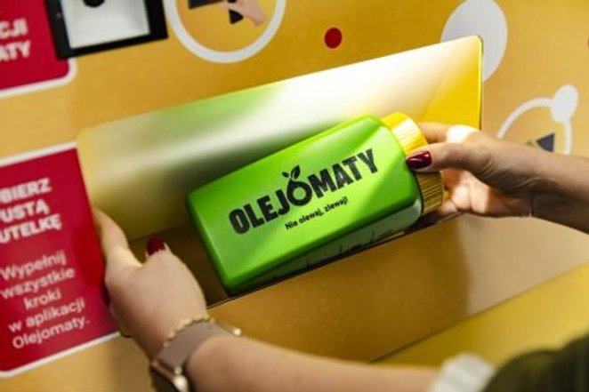 W przeciętnym gospodarstwie proces zbierania zużytego oleju do dedykowanego pojemnika trwa około pół