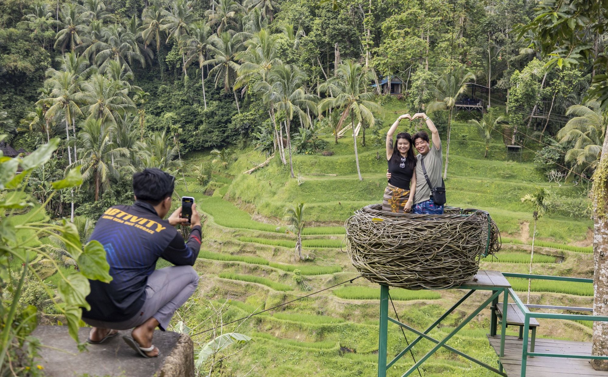 Turyści na Bali na celowniku władz. Kontrole na plaży, na ulicy, w sklepie