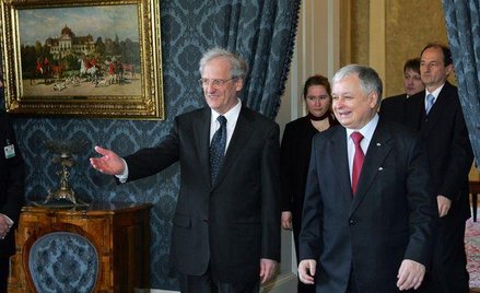 Prezydent Lech Kaczyński witany przez swego węgierskiego odpowiednika Laszlo Solyoma