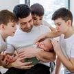 Dzisiaj świadczenia uzupełniającego nie może otrzymać np. mężczyzna, który zajmował się dziećmi w wi