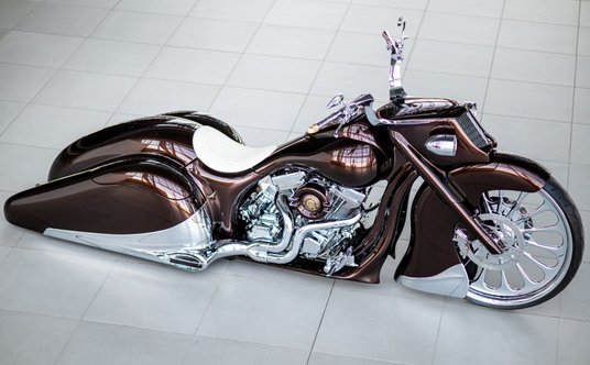 Customowy motocykl inspirowany samochodem Auburn 852. Fot. Paweł Olearka