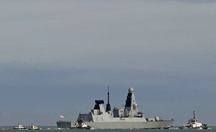 HMS Dragon, niszczyciel przeciwlotniczy typu 45 typu Daring należący do Royal Navy wypływa z bazy mo