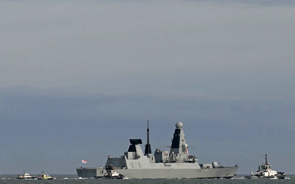 HMS Dragon, niszczyciel przeciwlotniczy typu 45 typu Daring należący do Royal Navy wypływa z bazy mo