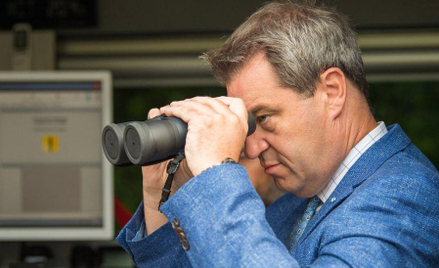 Premier Bawarii Markus Söder ma niskie notowania przed wyborami landowymi. Na zdjęciu kontroluje gra