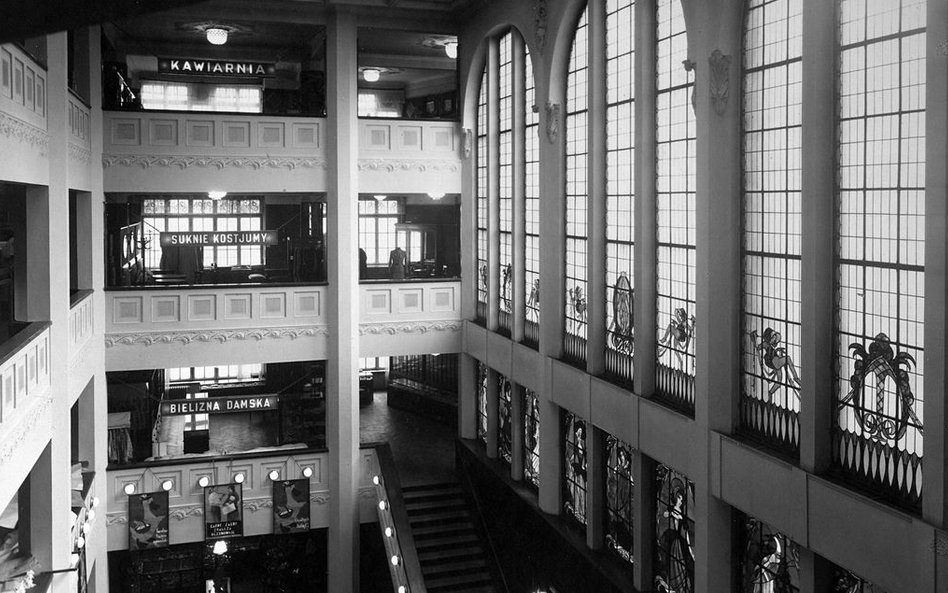We wspomnieniach ludzi przedwojennych Dom Towarowy Braci Jabłkowskich, było to miejsce luksusowe.