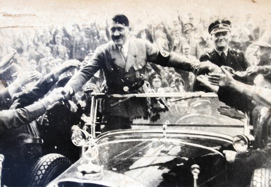 Adolf Hitler wśród tłumu sympatyków, 1940 r.