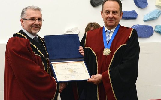 Andrzej Gut-Mostowy (z prawej) odebrał tytuł honoris causa z rąk rektora International Business Scho