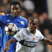 Nigeryjski obrońca Chelsea John Obi Mikel i strzelec bramki dla Interu Samuel Eto'o