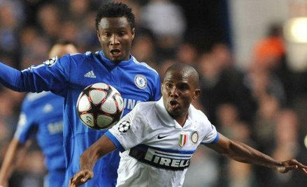 Nigeryjski obrońca Chelsea John Obi Mikel i strzelec bramki dla Interu Samuel Eto'o
