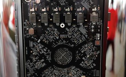 Nowy Mac Pro zaskakuje nie tylko kształtem, ale też mocnymi podzespołami, w tym aż 12-rdzeniowym pro