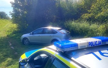 Mężczyzna prowadzący Forda Focusa chcąc uniknąć policyjnej kontroli próbował ukryć się w krzakach