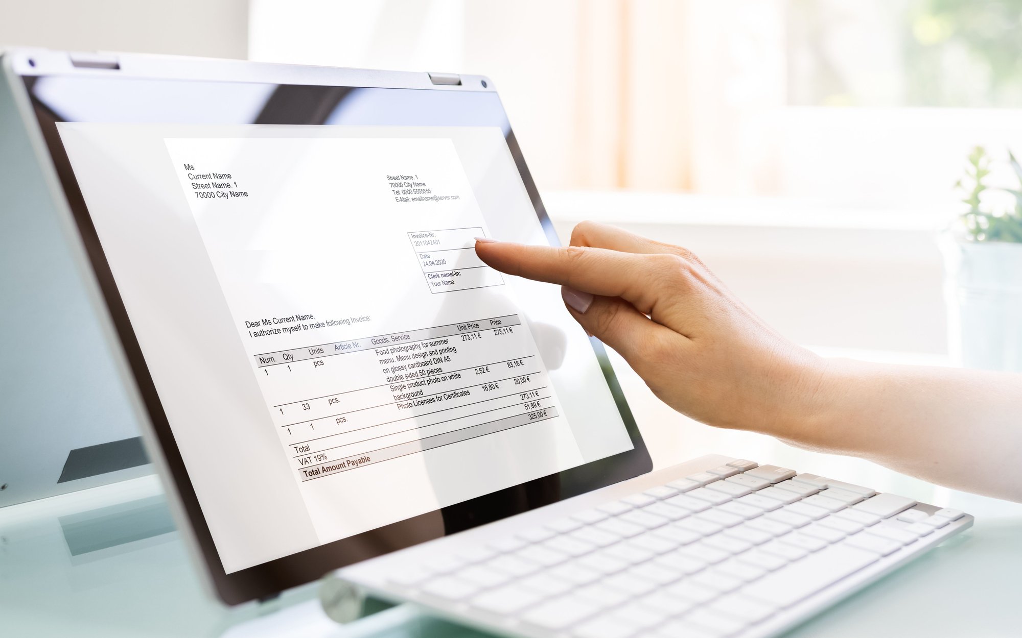 Faktura spoza KSeF – błąd kontrahenta nie pozbawia nabywcy kosztów