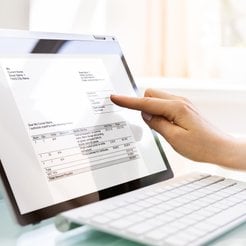 Faktura spoza KSeF – błąd kontrahenta nie pozbawia nabywcy kosztów