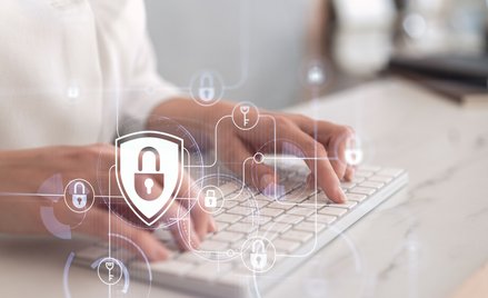 Dr Piotr Łuczuk: Aby uniknąć zagrożenia cyberatakiem, kluczowe jest podejście typu „zero zaufania".