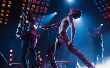 Gwilym Lee w roli Briana Maya i Rami Malek jako Freddie Mercury w filmie „Bohemian Rhapsody”