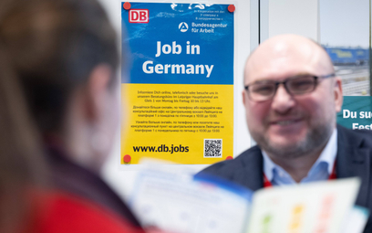 Plakat z napisem „Praca w Niemczech”, zachęcający Ukraińców do podjęcia pracy w Deutsche Bahn