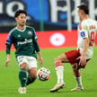Ryoya Morishita (Legia Warszawa) i Andreu Arasa (ŁKS Łódź) podczas meczu 1/8 finału piłkarskiego Puc