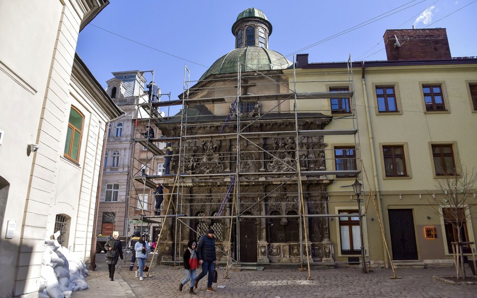 Zabezpieczanie elewacji nad wejściem do Kaplicy Rodziny Boimów we Lwowie