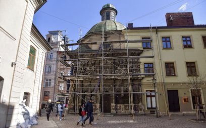 Zabezpieczanie elewacji nad wejściem do Kaplicy Rodziny Boimów we Lwowie