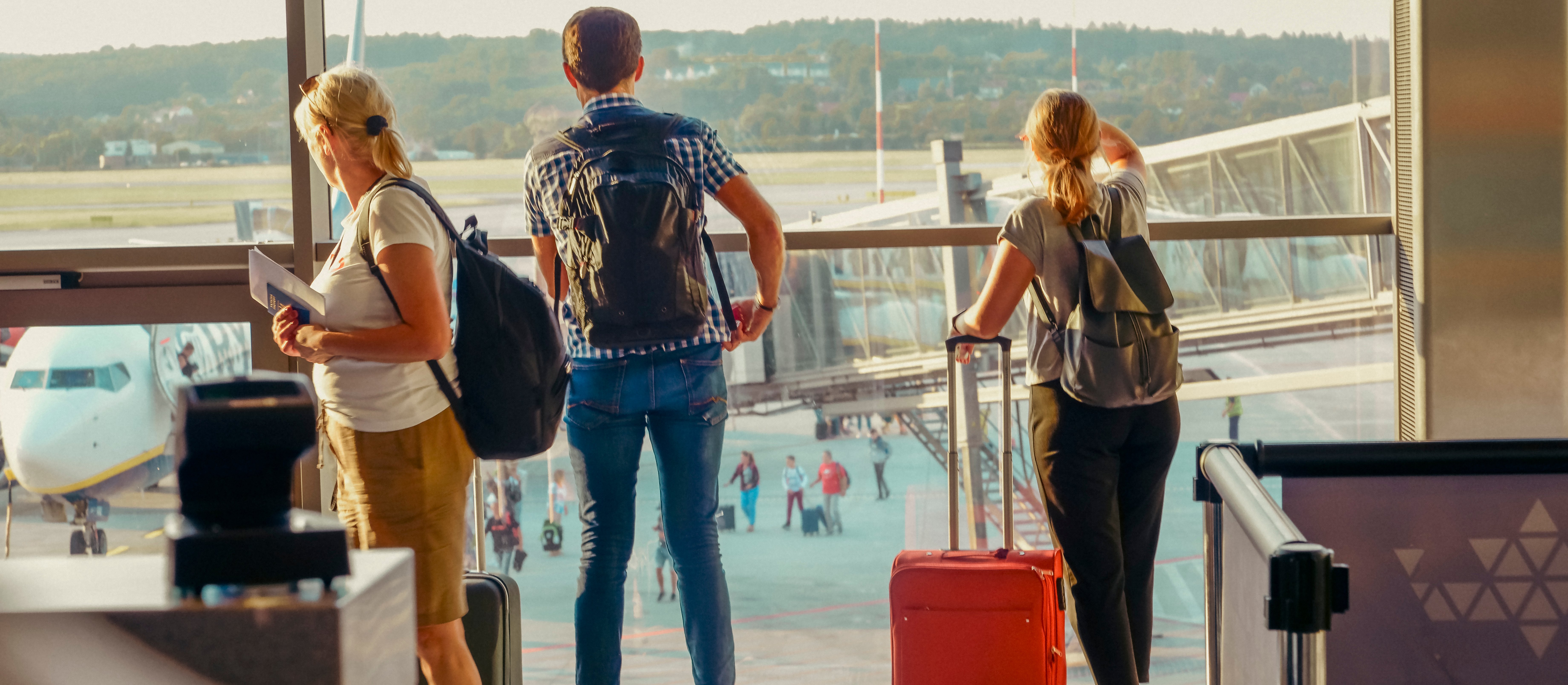 UE chce zmienić zasady dotyczące bagażu w tanich liniach. Co planuje?