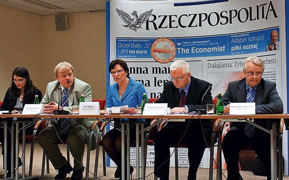 Na zdjęciu od lewej: Sylwia Szparkowska, wiceprezes NFZ Jacek Grabowski, minister zdrowia Ewa Kopacz